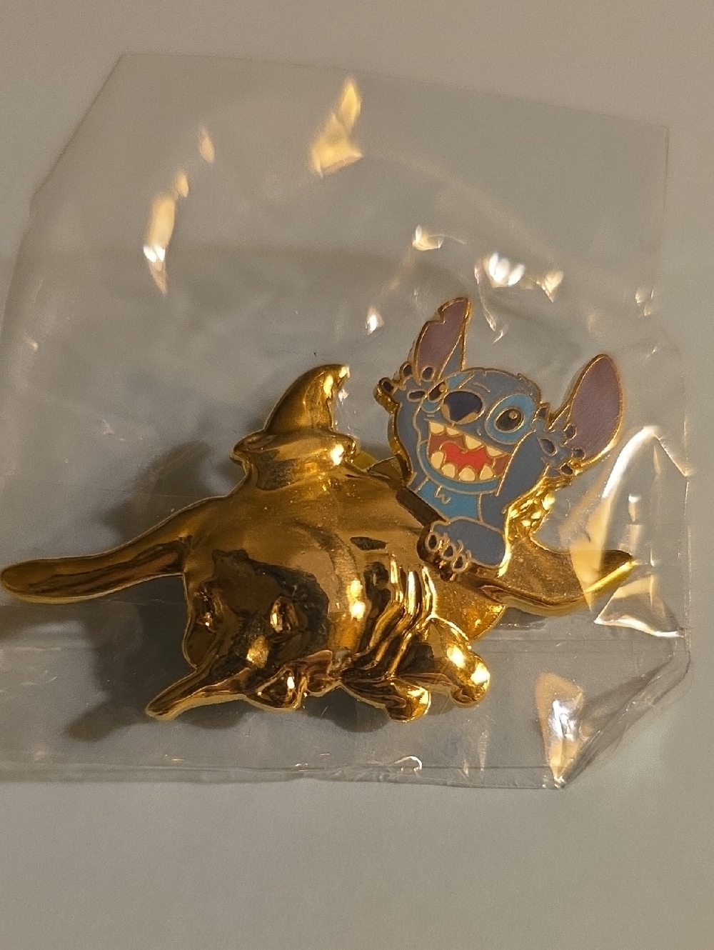 Disney Pin 50TH Anniversary  Dumbo the flying elephant Lilo And Stitch
